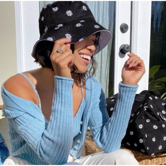 Alice + Olivia Women’s Daisy Print & Solid White Reversible Bucket Hat main image 6